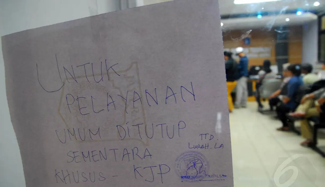 Membludaknya antrian warga untuk mengurus SKTM demi mendapatkan kartu KJP, membuat pelayanan umum di kantor Kelurahan Lenteng Agung, Jakarta, Rabu (4/6/14). (Liputan6.com/Miftahul Hayat)
