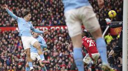 Pemain Manchester City, Jack Grealish menyundul bola ke gawang Manchester United yang membuahkan gol pada menit ke-60 dalam pertandingan yang bertajuk derby Manchester tersebut. (AP Photo/Dave Thompson)