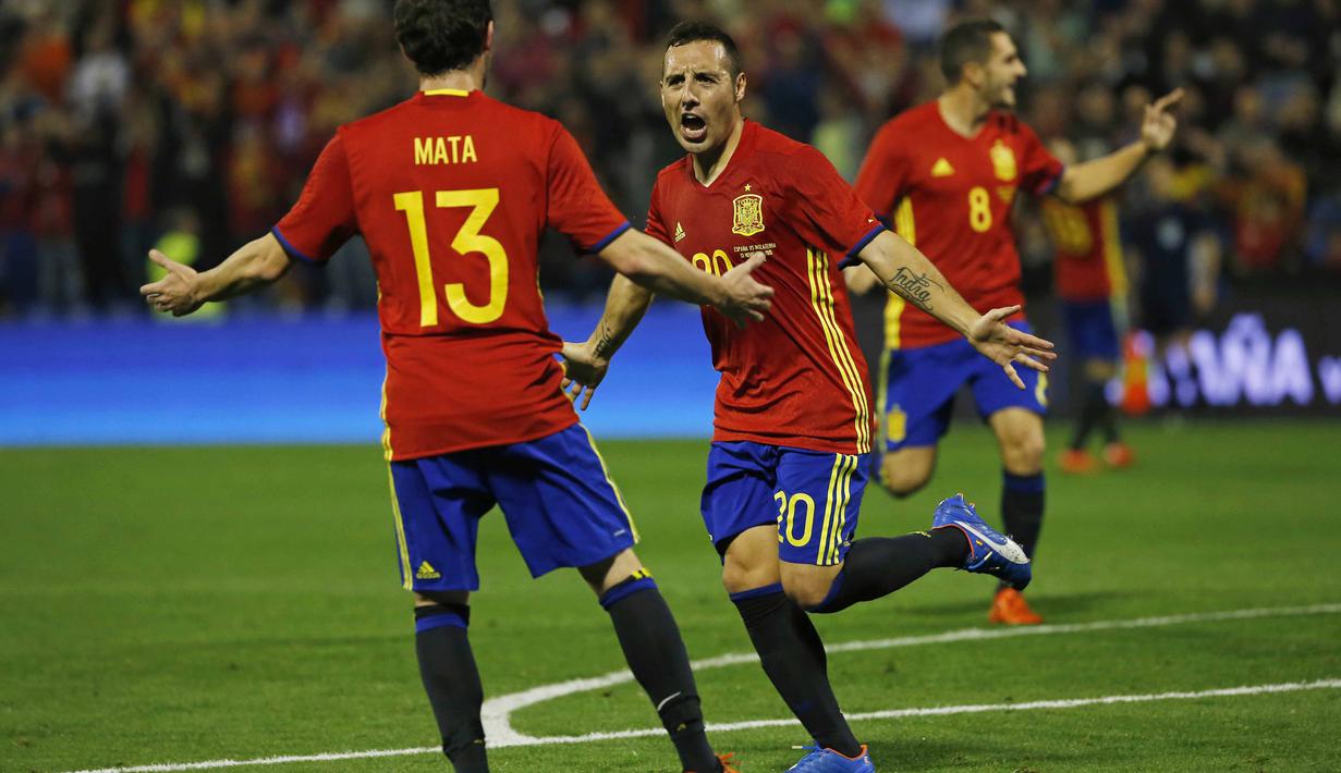  Pemain Spanyol, Santi Cazorla, merayakan gol bersama rekannya Juan Mata pada laga persahabatan di Stadion Jose Rico Perez, Spanyol, Sabtu (14/11/2015) dini hari WIB. Inggris kalah 0-2 dari Spanyol. (Reuters/Sergio Perez)