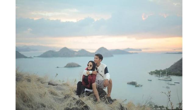 6 Momen Mesra Angga Putra Anak Langit bersama sang Istri Setelah Menikah