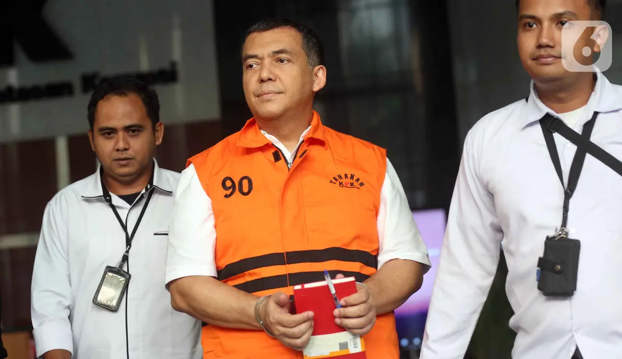 Mantan Wakil Menteri Imigrasi dan Pemasyarakatan (Imipas), Silmy Karim (tengah), usai menjalani pemeriksaan di Gedung Merah Putih Komisi Pemberantasan Korupsi (KPK), Senin (8/6/2026). Ini merupakan pemeriksaan perdana Silmy Karim setelah ditetapkan sebagai tersangka dan ditahan KPK pada 4 Juni 2026. (Liputan6.com/Helmi Fithriansyah)