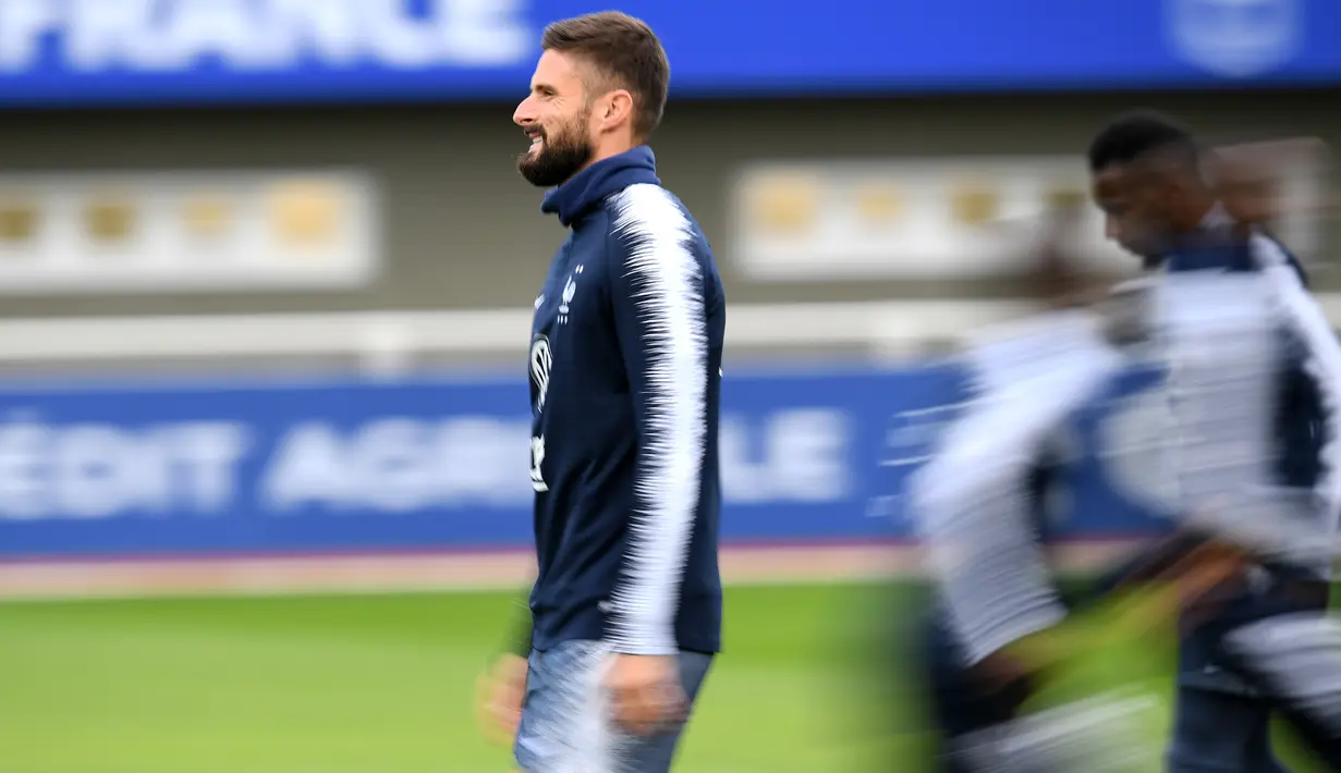 Striker Prancis Olivier Giroud mengikuti sesi latihan tim di Clairefontaine-en-Yvelines, barat daya Paris (8/10/2019). Prancis akan bertanding melawan Islandia di Kualifikasi Piala Eropa, Jumat (11/10/2019) di Laugardalsvöllur. (AFP Photo/Martin Bureau)