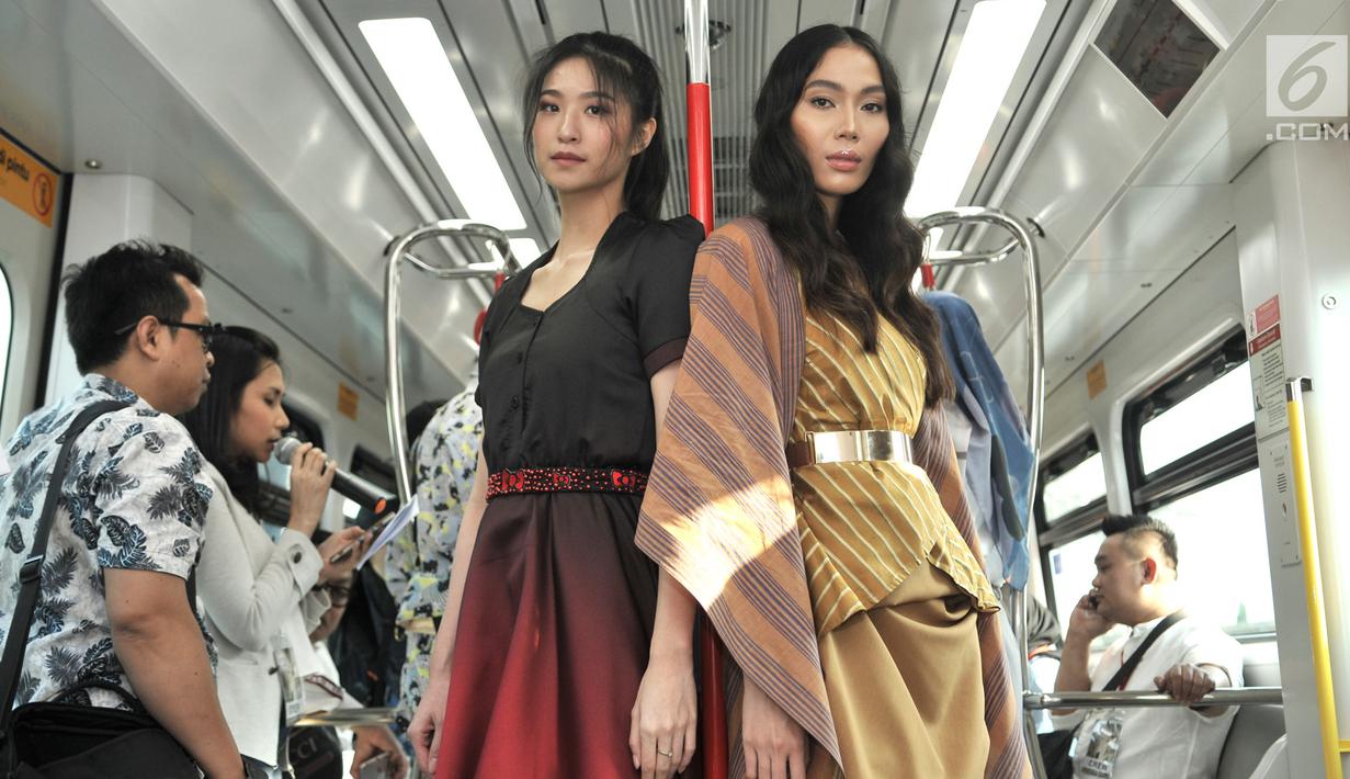 Model berpose saat memeragakan busana pada acara Jakarta Fashion & Food Festival (JFFF) 2019 di gerbong Light Rail Transit (LRT) Jakarta rute Stasiun Velodrome-Stasiun Boulevard Utara, Jakarta, Selasa (13/8/2019). (merdeka.com/Iqbal Nugroho)