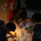 Anak penghuni eks rumah dinas TNI belajar di tengah mati lampu. (Liptan6.com/Dicky Agung Prihanto)
