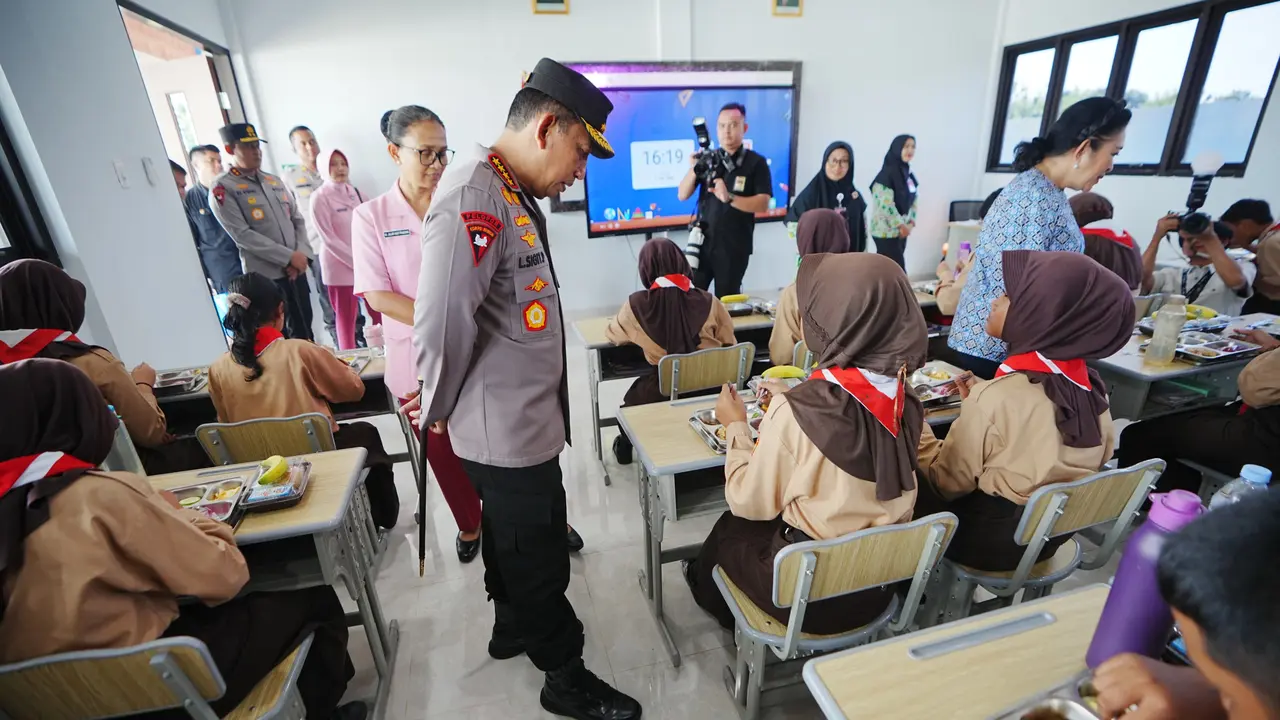 Kapolri Jenderal Listyo Sigit Prabowo meninjau SMP Kemala Bhayangkari Karanganyar, Jawa Tengah, Jumat (7/11/2025) (Istimewa)