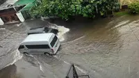 Situasi banjir di kompleks Taman Kedoya Baru Recidence, Ruko Tomang Tol, Jakarta, Senin (9/2/2015). (twitter.com/VannyL0)