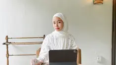 Rintik Sedu populer setelah buku berjudul Kata dan Geez & Ann menjadi best seller. Kedua buku tersebut bahkan diangkat ke layar lebar. Sebagai penulis best seller, kehidupan Tsana selalu menarik untuk dipantau. Termasuk melihat gaya Tsana saat hangout. Biasanya Tsana hangout pakai outfit serba putih. (Liputan6.com/IG/@ntsana)