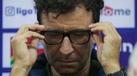 Pelatih kepala Persib Bandung, Luis Milla saat konferensi pers setelah laga lanjutan BRI Liga 1 2022/2023 antara Persib Bandung melawan PSM Makassar di Stadion Pakansari, Bogor, Selasa (14/02/2023). (Bola.com/Bagaskara Lazuardi)