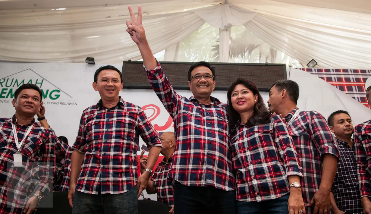 Paslon Gubernur DKI no urut 2, Basuki Tjahaja Purnama dan Djarot Syaiful Hidayat saat konferensi pers di Rumah Lembang, Jakarta, Rabu (15/2). Ahok mengingatkan pendukungnya untuk menunggu keputusan resmi dari KPUD DKI (Liputan6.com/Gempur M Surya)