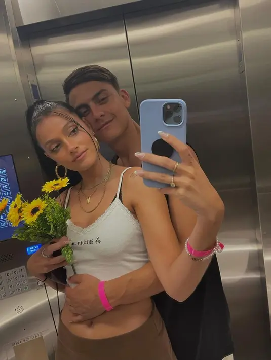 Oriana Sabatini cukup populer di Instagram. Ia sudah memiliki lebih dari 5,8 juta followers. Momen mesra saling berangkulan dan selfie sering dilakukan oleh Paulo Dybala ketika menghabiskan waktu bersama sang pujaan hati, Oriana Sabatini. (Liputan6.com/IG/@orianasabatini)