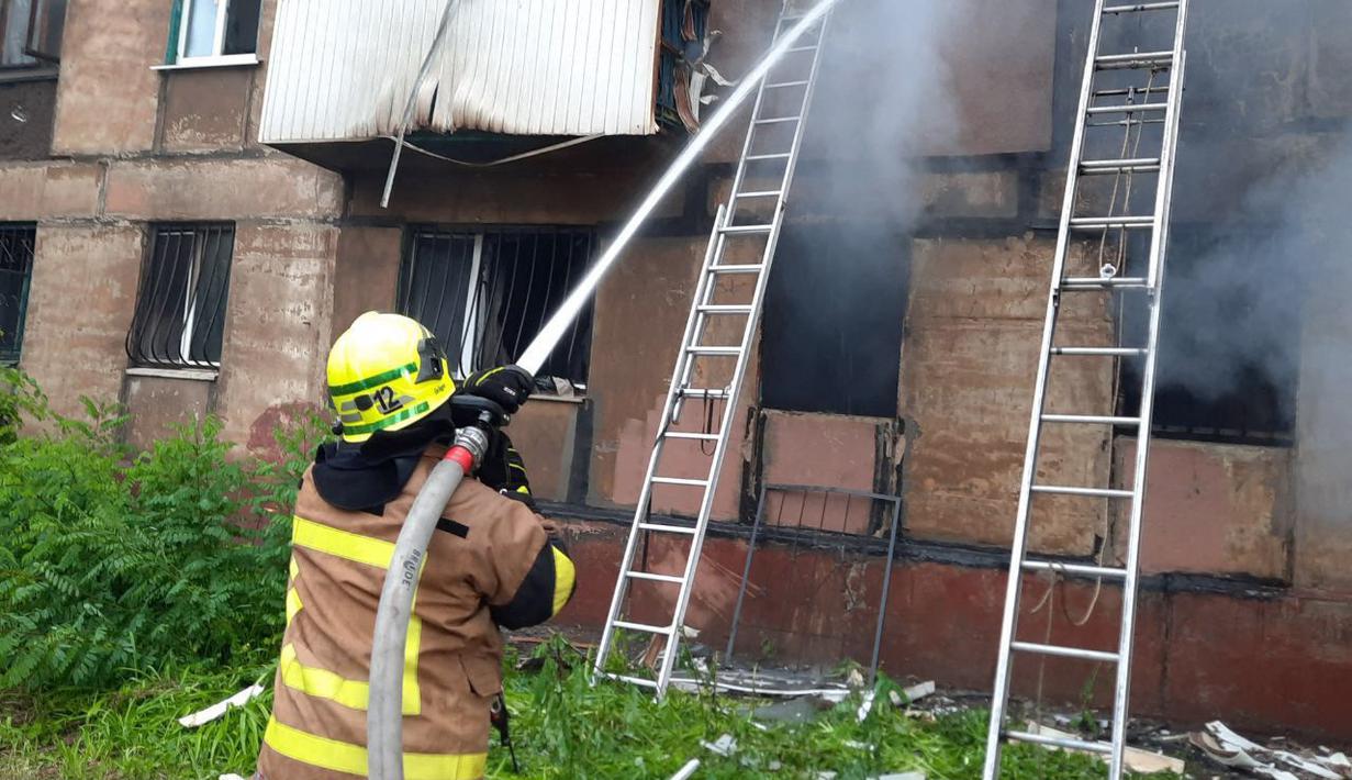 "Bangunan lima lantai hancur. Menurut laporan awal, tiga penghuninya tewas. 25 orang luka-luka," kata Serhiy Lysak, gubernur wilayah Dnipropetrovsk, melalui Telegram.  (Handout/The State Emergency Service Of Ukraine/AFP)
