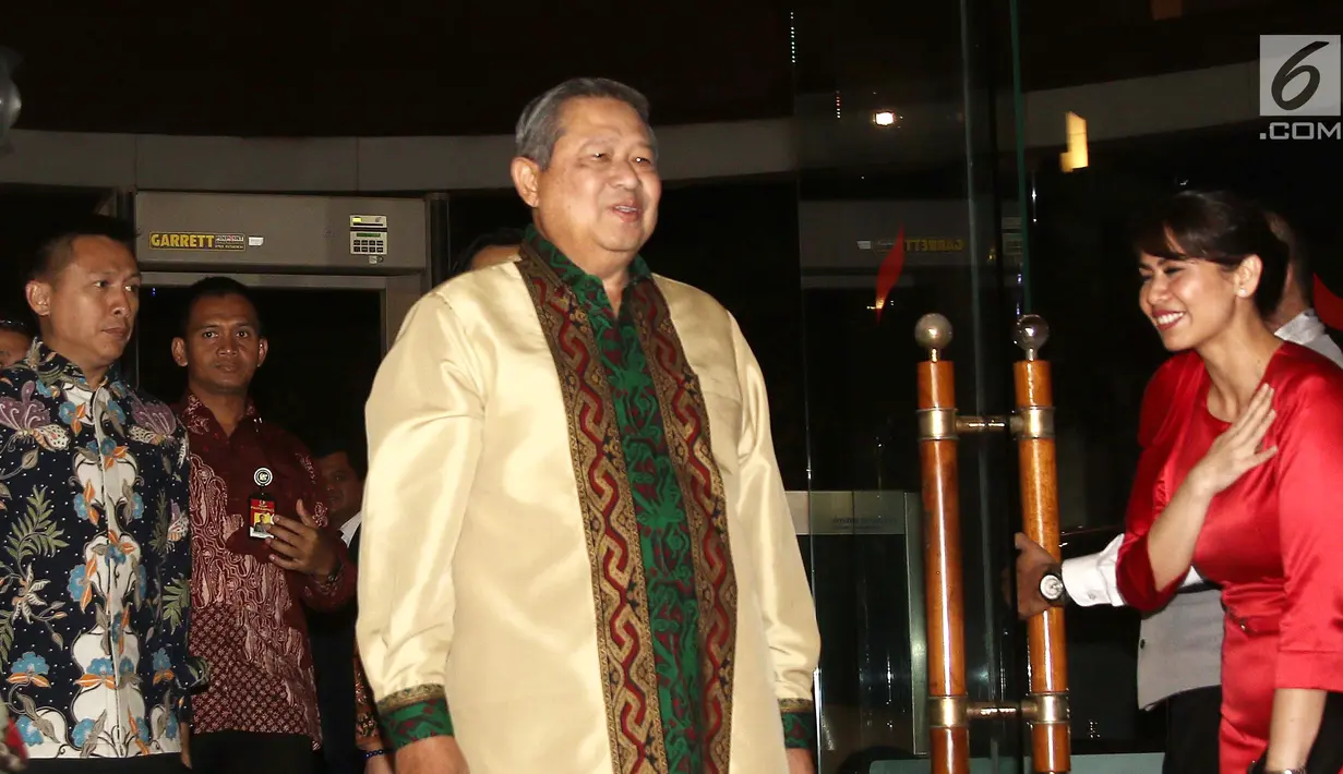 Ketua Umum Partai Demokrat Susilo Bambang Yudhoyono menunggu kedatangan petinggi DPP Partai Keadilan Sejahtera (PKS) di Gran Melia, Jakarta, Senin (30/7). (Liputan6.com/Herman Zakharia)