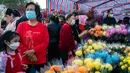 Para pembeli melihat karangan bunga di pasar bunga Tahun Baru Imlek di Distrik Causeway Bay, Hong Kong, 18 Januari 2023. Tahun Baru Imlek 2023 yang disebut Tahun Kelinci akan jatuh pada tanggal 22 Januari. (AP Photo/Anthony Kwan)
