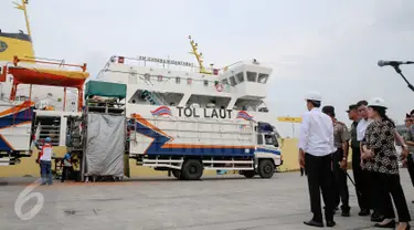 Presiden Jokowi menyambut Kapal Pengangkut Ternak KM Camara Nusantara I yang bersandar di Pelabuhan Tanjung Priok, Jakarta, (11/12). Kapal ternak harus mengikuti standar dunia, Kapal harus menjamin ternak tidak boleh stres. (Liputan6.com/Faizal Fanani)
