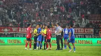 BRI Liga 1: Kerasnya Laga Bali United Vs Persib, Banjir Kartu Kuning Bikin Wasit Jadi Bulan-bulanan