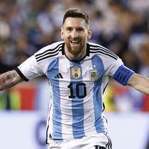 Lionel Messi. menjadi Sosok paling berpengaruh di Timnas Argentina saat ini, pemain berusia 35 tahun ini tercatat telah mengoleksi 19 caps dengan torehan 6 gol dan 5 assist bersama Argentina di ajang Piala Dunia dan berpeluang melewati rekor Diego Maradona sebagai penampil terbanyak. Jumlah tersebut dicatatkannyanya dalam 4 edisi Piala Dunia, yaitu mulai 2006 hingga 2018. Prestasi terbaiknya yaitu saat membawa Argentina menjadi runner-up pada edisi 2014 di Brasil setelah kalah 0-1 (0-0) dari Jerman lewat perpanjangan waktu di partai final. (AFP/Andres Kudacki)