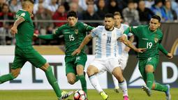 Striker Argentina, Sergio Aguero, dihadang para pemain Bolivia pada laga Grup D Copa America Centenario 2016 di CenturyLink Field, Seattle, Rabu (15/6/2016). (AFP/Jason Redmond)