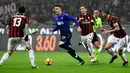 Gelandang Lazio Serbia Sergej Milinkovic-Savic mengendalikan bola dengan kawalan pemain AC Milan pada pertandingan pertama semifinal Coppa Italia di San Siro, Rabu (31/1). AC Milan dan Lazio hanya bermain imbang tanpa gol. (MIGUEL MEDINA / AFP)