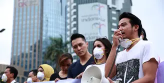 Sejumlah artis bersama aktivis dari Walhi melakukan aksi bertajuk #TinjuMusuhAlam di patung Kuda Arjuna Wiwaha, Jakarta Pusat, Jumat (9/10/2015) sore. (Deki Prayoga/Bintang.com)