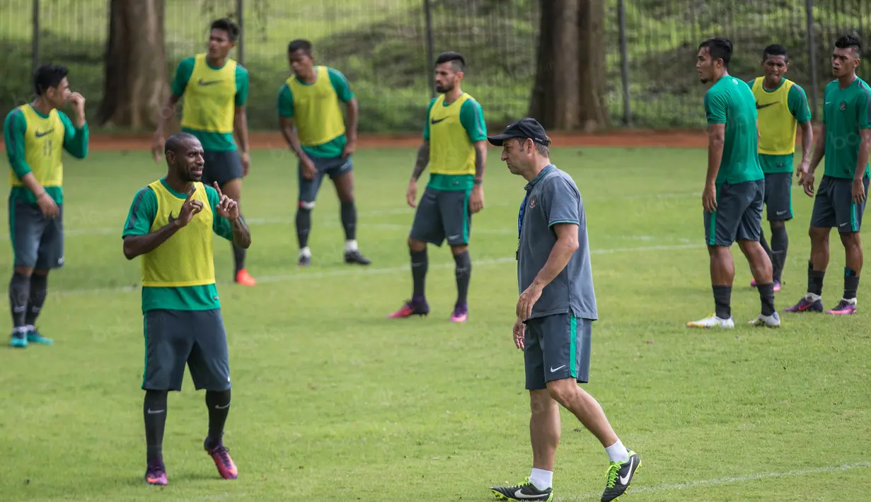 Kapten Timnas Indonesia, Boaz Solossa, tampak memberikan masukan kepada asisten pelatih, Wolfgang Pikal, saat berlatih di Lapangan SPH Karawaci, Banten, Minggu (11/12/2106). (Bola.com/Vitalis Yogi Trisna)