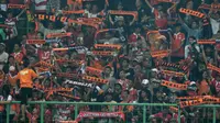 Aksi The Jakmania saat mendukung timnya Persija Jakarta melawan Madura United pada lanjutan Liga 1 2017 di Stadion Patriot, Bekasi, Kamis (4/5/2017). Persija kalah 0-1. (Bola.com/Nicklas Hanoatubun)