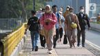 Pekerja berjalan menuju kantor mereka masing-masing di sepanjang Jalan Kawasan Sudirman-Thamrin, Jakarta, Senin (14/8/2023). (merdeka.com/Imam Buhori)
