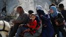 Warga Palestina menaiki gerobak yang ditarik hewan saat meninggalkan Kota Gaza pada 16 Mei 2025. (Bashar TALEB/AFP)