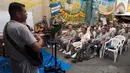 Mantan anggota dua geng sadis, MS-13 dan Barrio 18 mengikuti kelas musik di Penjara San Francisco Gotera, El Salvador, 16 Juli 2018. (Oscar Rivera/AFP)