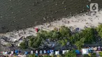 Foto udara memperlihatkan warga yang berwisata saat libur lebaran di Pantai Lagoon Taman Impian Ancol, Jakarta, Kamis (11/4/2024). (Liputan6.com/Herman Zakharia)