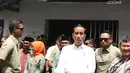 Presiden Joko Widodo meninggalkan Stasiun Cibatu seusai meninjau proyek reaktivasi jalur Cibatu-Garut, Jawa Barat, Jumat (18/1). Jokowi sempat melambaikan tangan kepada masyarakat sebelum memasuki mobil dinasnya. (Liputan6.com/Angga Yuniar)
