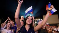 Ekspresi fans cantik Rusia merayakan kemenangan timnya atas Mesir pada Piala Dunia 2018 di  Fans Zone, Rostov-on-Don, Rusia (19/6/2018). Rusia menang 3-1. (AFP/Khaled Desouki)