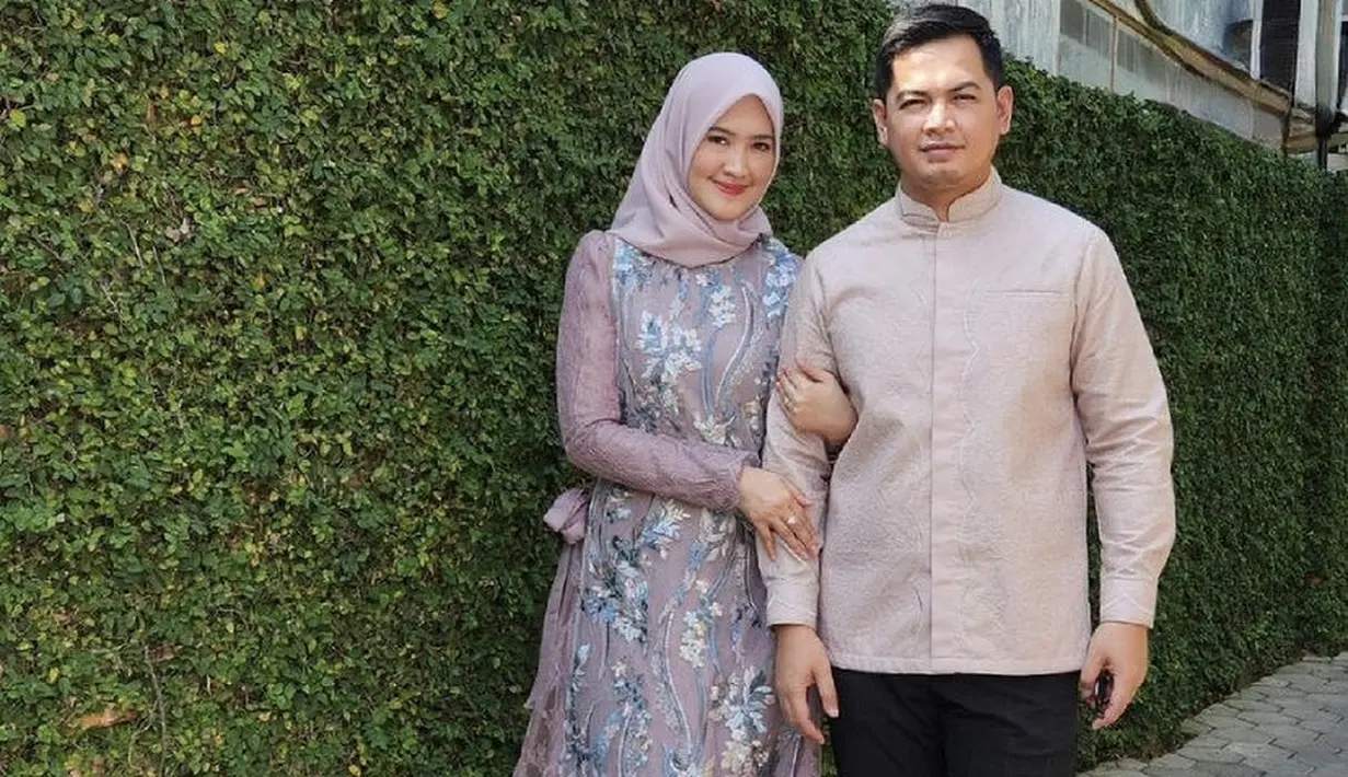 Saat lebaran, perempuan berusia 32 tahun ini tampil mengenakan dress ungu berbordir yang serasi dengan kerudungnya.  Credit: (@lisyanurrahmii)