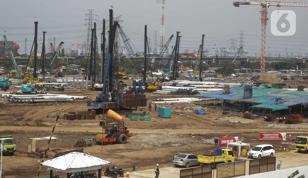 Suasana proyek pembangunan Jakarta International Stadium (JIS) atau Stadion BMW di kawasan Papanggo, Tanjung Priok, Jakarta, Senin (2/12/2019). Pembangunan proyek Stadion BMW telah mencapai tahap pemasangan tiang pancang di struktur bawah dengan persentase 7,1 persen. (Liputan6.com/Faizal Fanani)