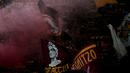 Para pendukung AS Roma memberi dukungan kepada timnya saat menghadapi Napoli pada laga pekan ke-17 Liga Italia 2023/2024 di Olympic Stadium, Roma, Minggu (24/12/2023) dini hari WIB. (AFP/Tiziana Fabi)
