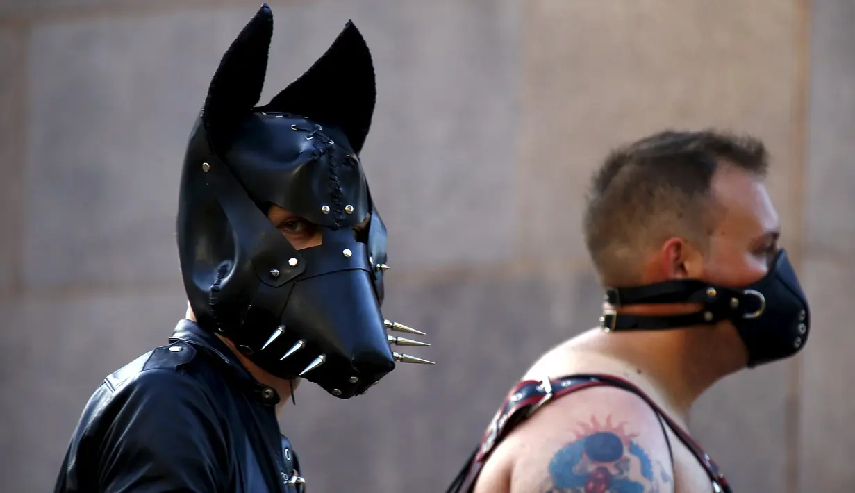 Peserta mengenakan kostum unik untuk mengikuti parade Gay dan Lesbian Mardi Gras di Sydney , Australia , 5 Maret 2016. Parade ini diperuntukan untuk para kaum Gay dan Lesbian yang berada di Australia. (REUTERS / David Gray)