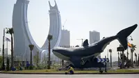 Buruh bekerja di bundaran di sepanjang jalan menjelang turnamen sepak bola Piala Dunia Qatar 2022 di Doha, Rabu (16/11/2022). Pertandingan Qatar vs Ekuador di Stadion Al Bayt, Al Khor, akan menjadi laga pembuka Piala Dunia 2022. (AFP/Raul Arboleda)