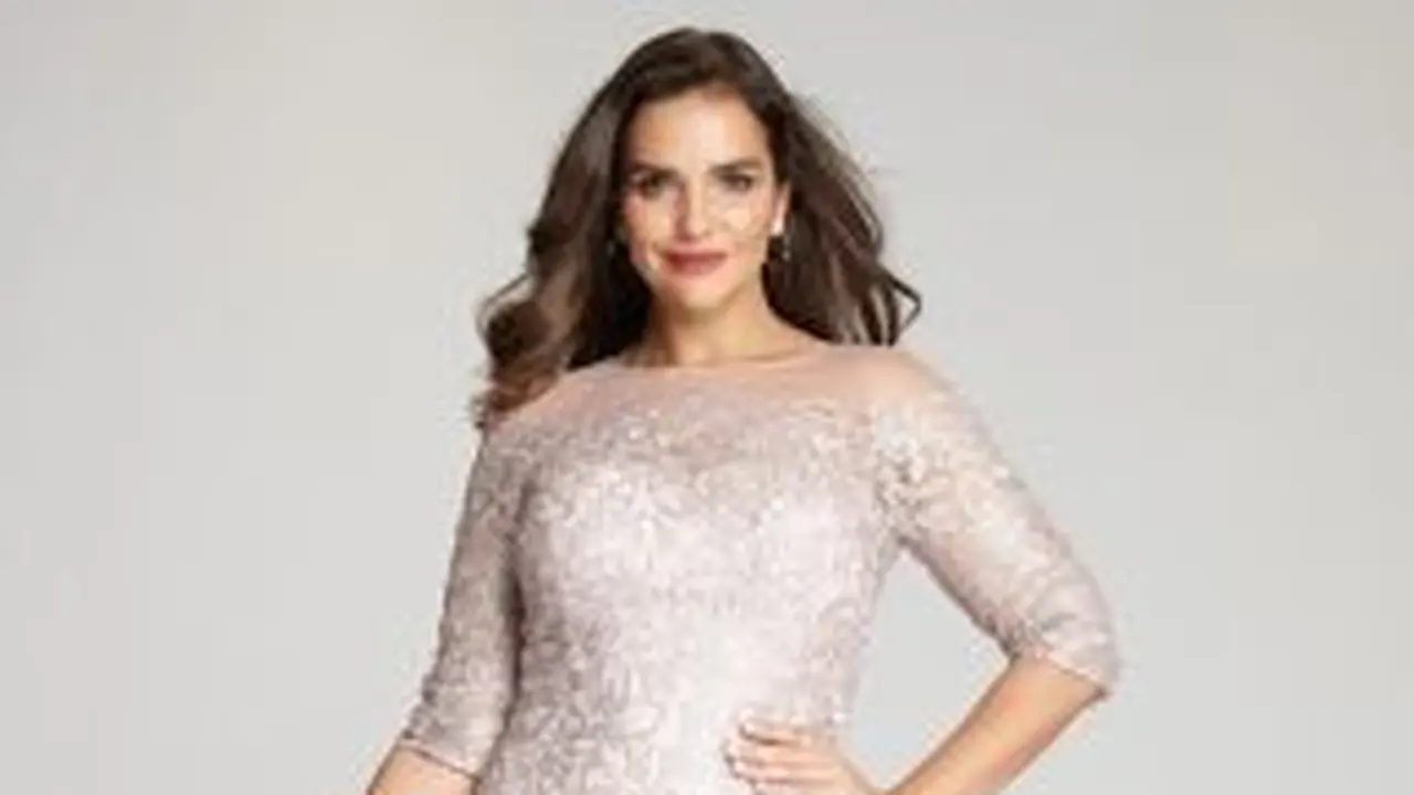 Kebaya dengan Model Lengan Off Shoulder