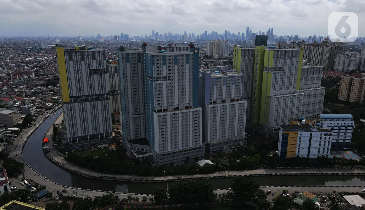 Foto aerial suasana Rumah Sakit Darurat Penanganan COVID-19 Wisma Atlet Kemayoran, di Jakarta, Selasa (2/2/2021). Pemerintah melalui Kemenkes mengizinkan semua rumah sakit jika memiliki fasilitas penanganan COVID-19 untuk memberikan layanan ke pasien COVID-19. (merdeka.com/Imam Buhori)