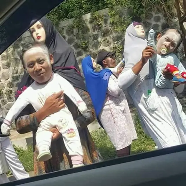 7 Potret Absurd Badut Jalanan, Bukannya Lucu Tapi Bikin Seram