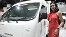 Model berpose di dekat salah satu kendaraan yang dipamerkan dalam GIICOMVEC 2020 di JCC Senayan, Jakarta, Kamis (5/3/2020). GIICOMVEC 2020 resmi dibuka hari ini yang berlangsung hingga 8 Maret mendatang. (merdeka.com/Iqbal S. Nugroho)