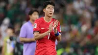Penyerang Timnas Korea Selatan #07, Son Heung-min, bertepuk tangan kepada para penggemar di akhir pertandingan Grup A Piala Dunia 2026 antara Afrika Selatan dan Korea Selatan di Stadion Monterrey di Guadalupe, Meksiko, pada 24 Juni 2026. (Julio Cesar AGUILAR/AFP)
