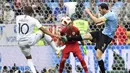 Striker Prancis, Kylian Mbappe, berebut bola dengan bek Uruguay, Diego Godin, pada laga perempat final Piala Dunia di Stadion Nizhny Novgorod, Nizhny Novgorod, Jumat (6/7/2018). Prancis menang 2-0 atas Uruguay. (AP/Martin Meissner)