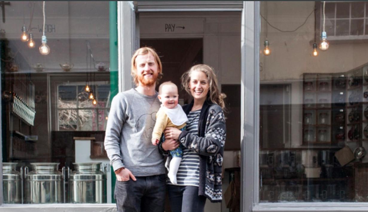 Richard Eckersley bersama keluarga kecilnya befoto didepan toko ramah lingkungan miliknya di Devon, Inggris. Di toko tersebut, dia mengharuskan para pelanggan membawa keranjang sendiri. (Bola.com/Instagram Earthfoodlove)