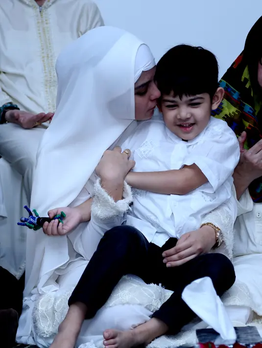 Kini, momen yang terlihat antara Risty Tagor dan anaknya jadi begitu manis. (Bintang.com)