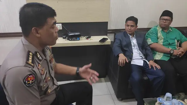 Kabid Humas Polda Riau Komisaris Besar Sunarto berbincang dengan dua dosen di Riau membahas kerusuhan di Papua.