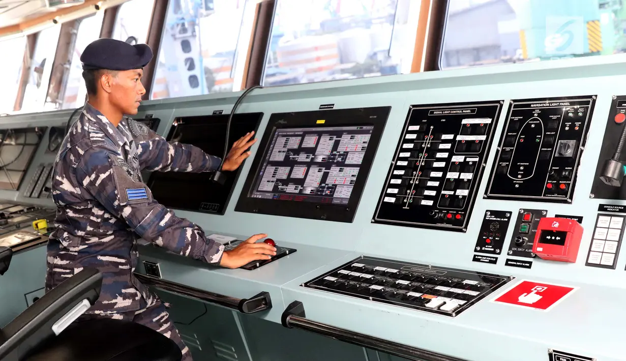 Awak KRI Semarang-594 mengecek ruang navigasi saat sandar di dermaga 203, Jakarta, Jumat (15/3). Kapal ini dibuat PT PAL dengan total biaya Rp 736 miliar. Pembuatan kapal perang RS tersebut dituntaskan selama 23 bulan. (Liputan6.com/Helmi Fithriansyah)