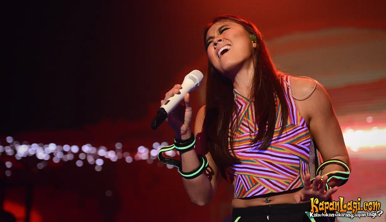 Penampilan Agnez Mo ketika mengisi acara di sebuah klub Coloseum Jakarta pada tahun 2014 (KapanLagi/Bambang)