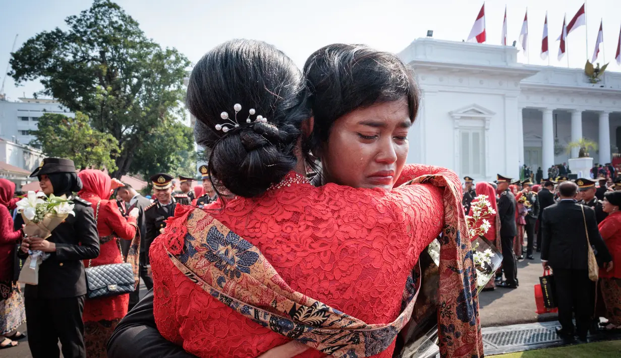 Seorang perwira polisi baru Indonesia menerima ucapan selamat setelah upacara Prasetya Perwira (Praspa) Tentara Nasional Indonesia dan Kepolisian Negara Republik Indonesia di Istana Kepresidenan, Jakarta pada Rabu 23 Juli 2025. (YASUYOSHI CHIBA/AFP)