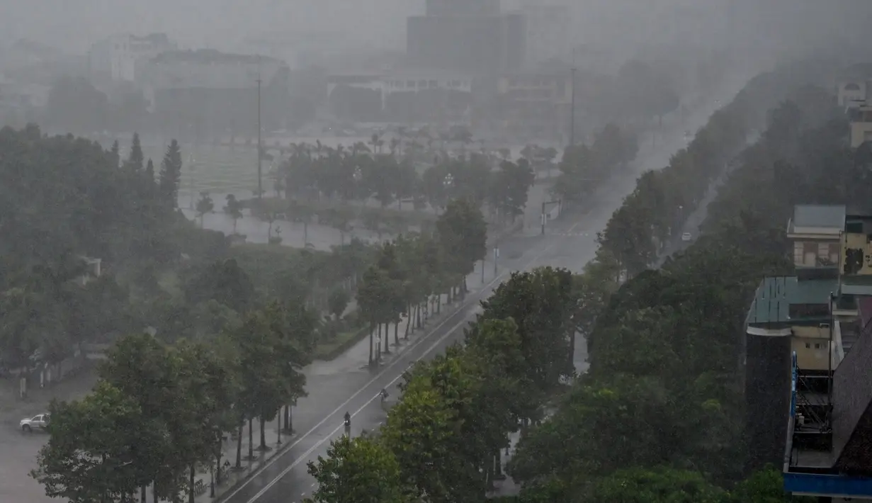 Hujan turun di atas bangunan dan jalan di Kota Vinh, Provinsi Nghe An, pada 25 Agustus 2025, sebelum Topan Kajiki mendarat di Vietnam. (Nhac NGUYEN/AFP)