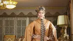 Gaya elegan Inul Daratista mengenakan busana berwarna oranye, lengkap dengan turban di kepalanya. Turban yang dipakainya kali ini berwarna coklat keemasan yang melambangkan keeleganan. (KapanLagi.com/Bambang E Ros)